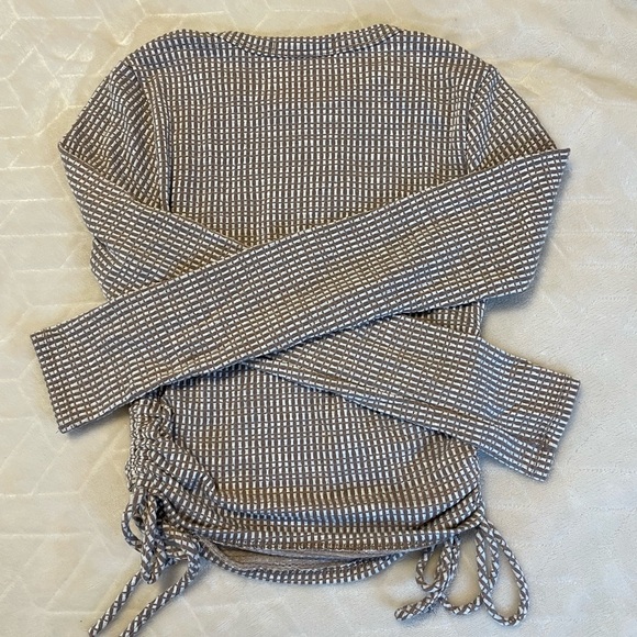 CAUTION TO THE WIND | striped ruched long sleeve - Picture 2 of 5